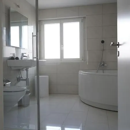Luxus 3.5 Zimmer-wohnung-balkon-whirlpool-parking Lejlighed