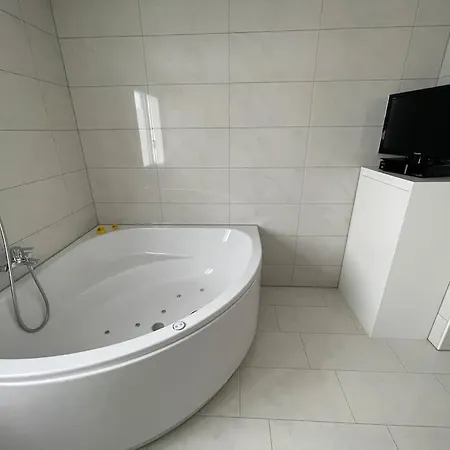 Luxus 3.5 Zimmer-wohnung-balkon-whirlpool-parking *