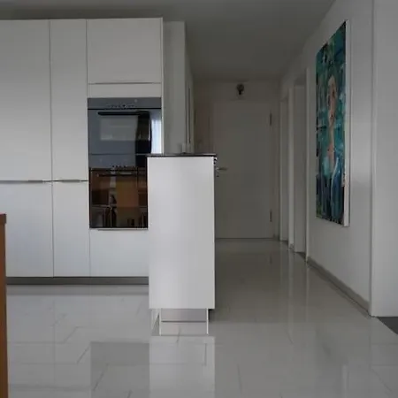 Luxus 3.5 Zimmer-wohnung-balkon-whirlpool-parking Lejlighed *