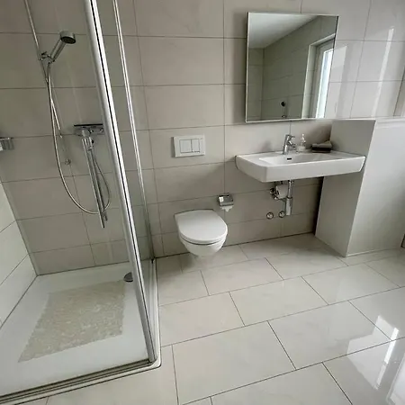 Luxus 3.5 Zimmer-wohnung-balkon-whirlpool-parking *