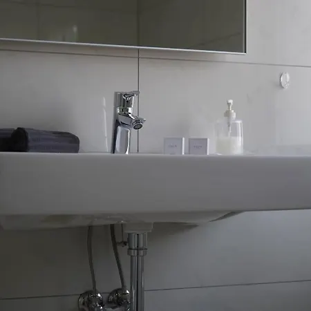 Luxus 3.5 Zimmer-wohnung-balkon-whirlpool-parking