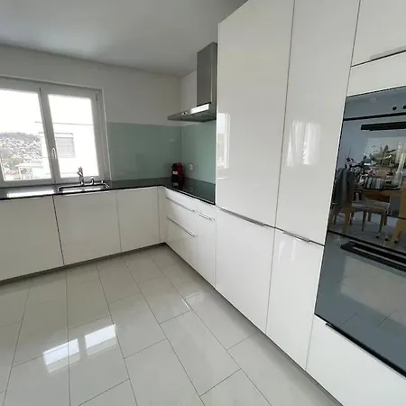 Luxus 3.5 Zimmer-wohnung-balkon-whirlpool-parking Lejlighed