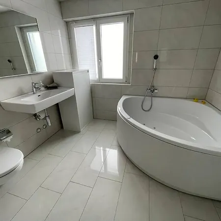 Lejlighed Luxus 3.5 Zimmer-wohnung-balkon-whirlpool-parking