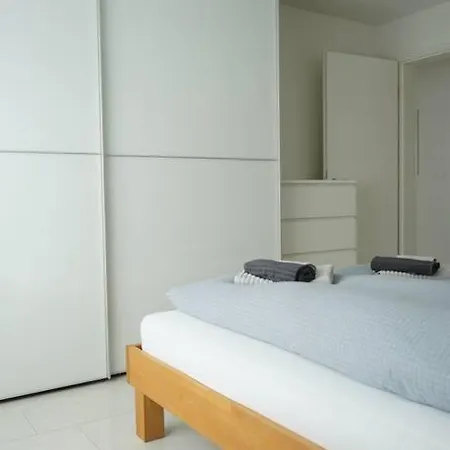 Luxus 3.5 Zimmer-wohnung-balkon-whirlpool-parking *