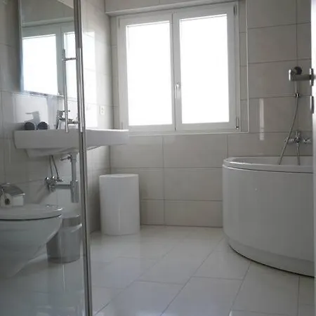 Luxus 3.5 Zimmer-wohnung-balkon-whirlpool-parking Lejlighed *